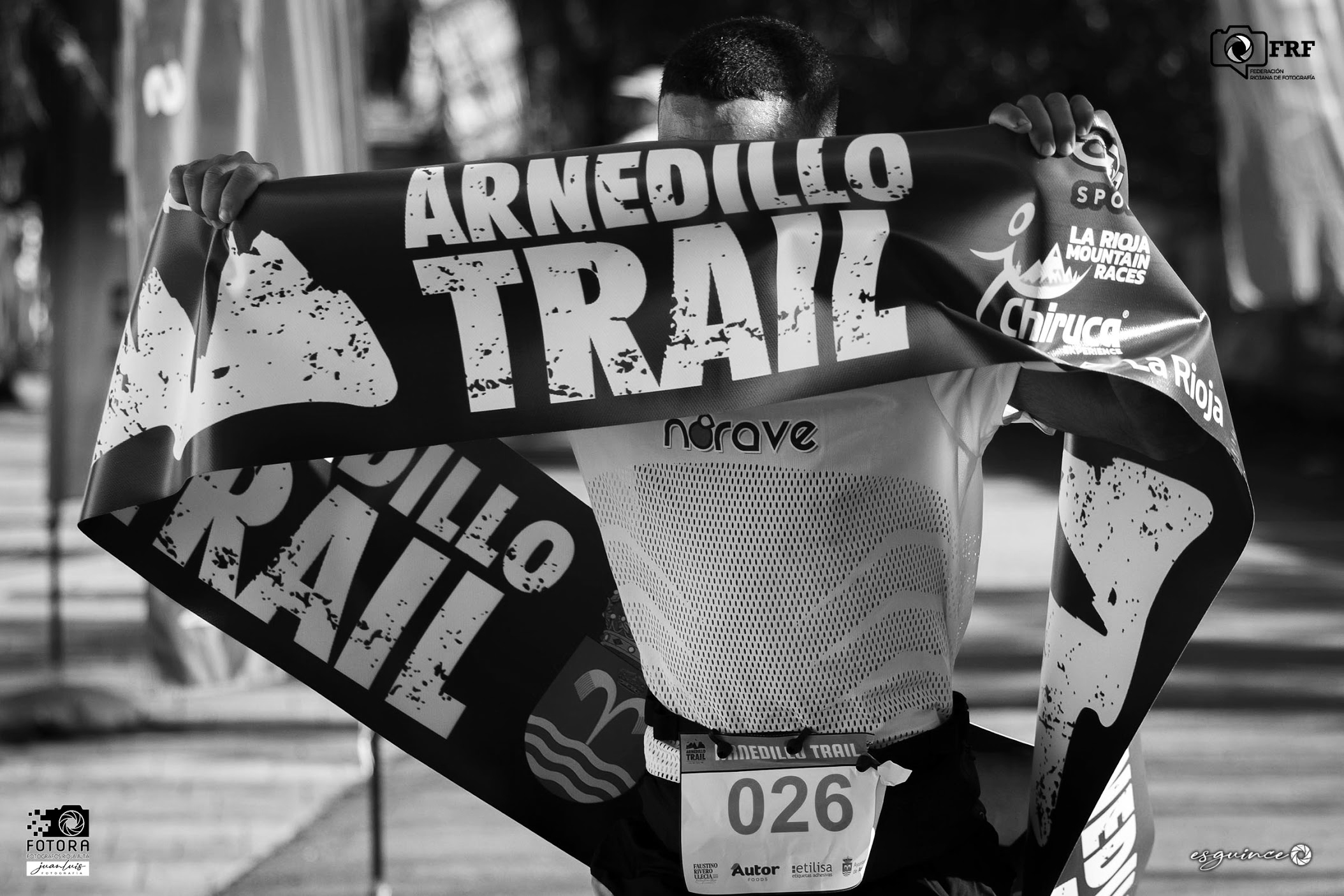 Corredor cruzando la meta con la cinta del Arnedillo Trail